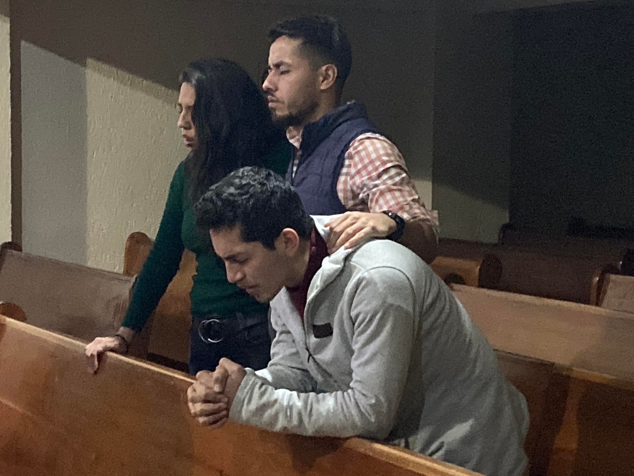 Personas orando por México